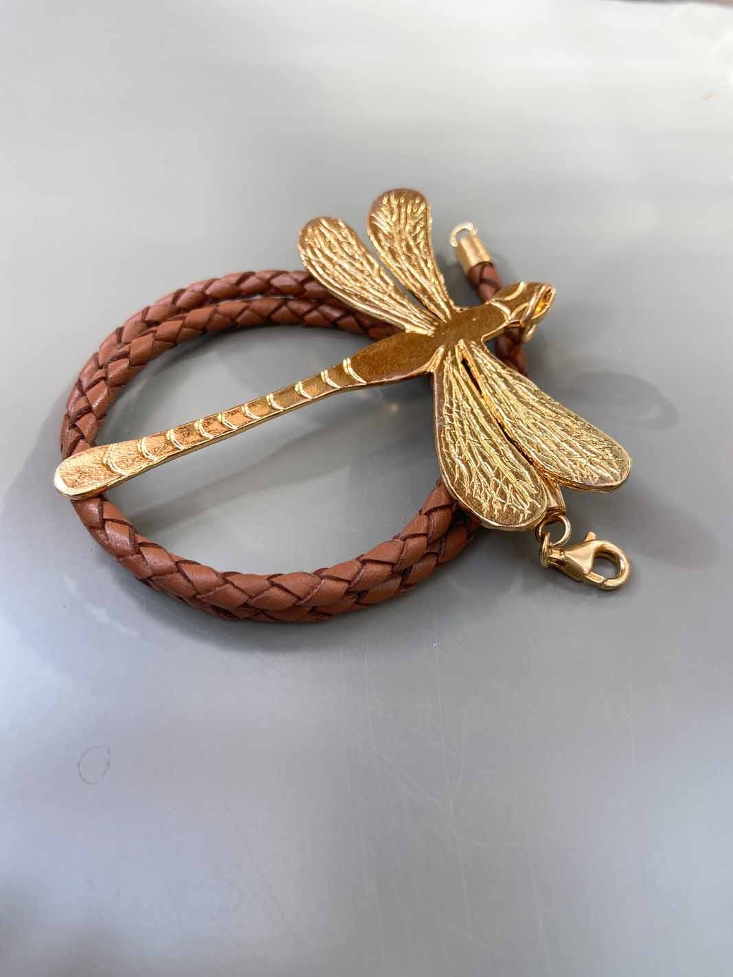 Libélula Xl de plata dorada con cuero trenzado