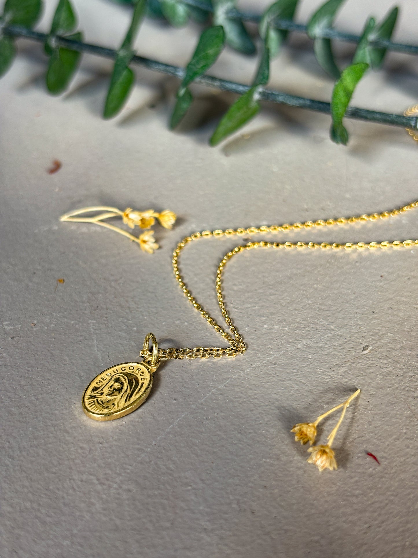 Virgen de Medjugorje con cadena de Oro 18k