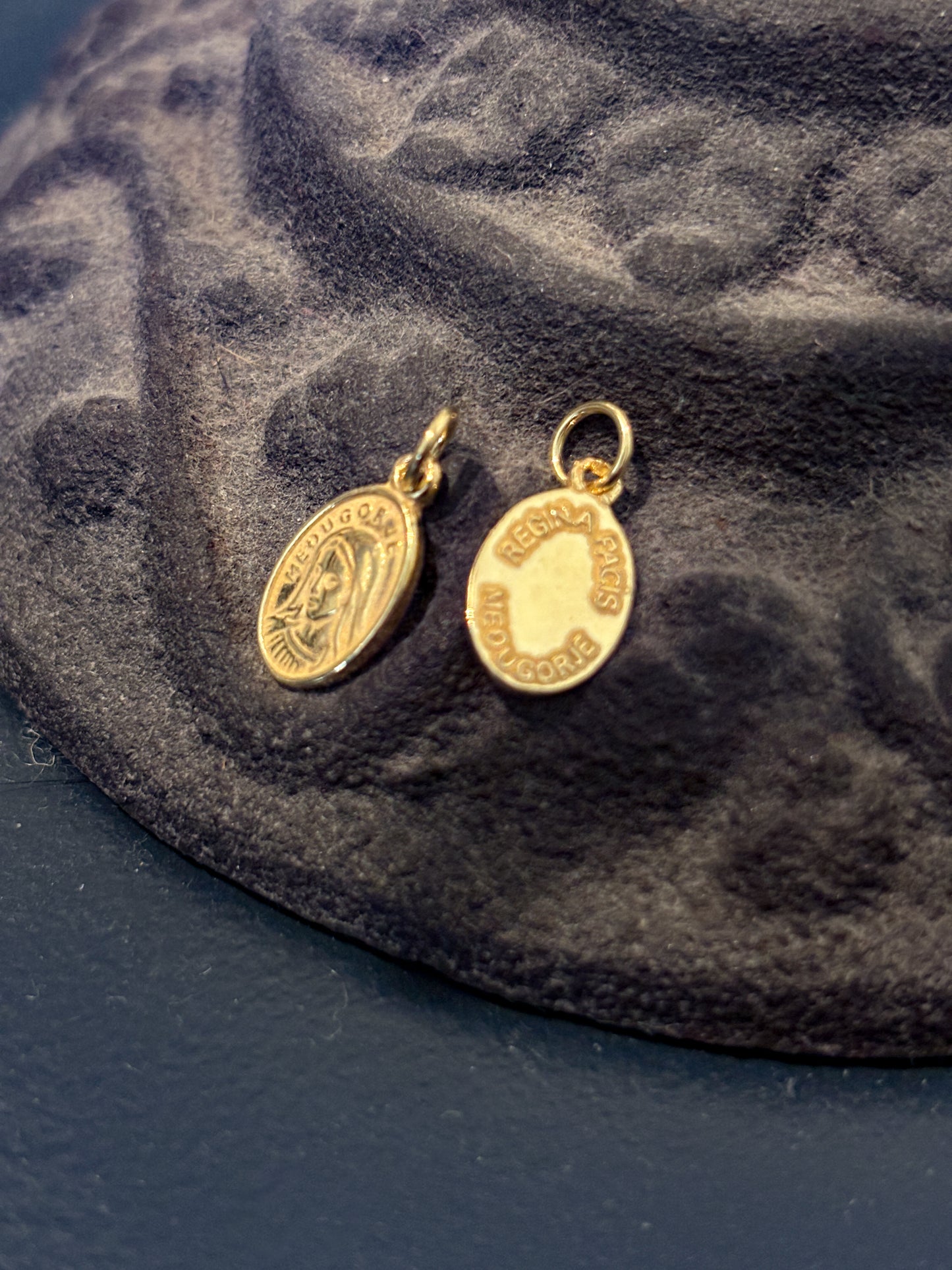 Virgen de Medjugorje con cadena de Oro 18k