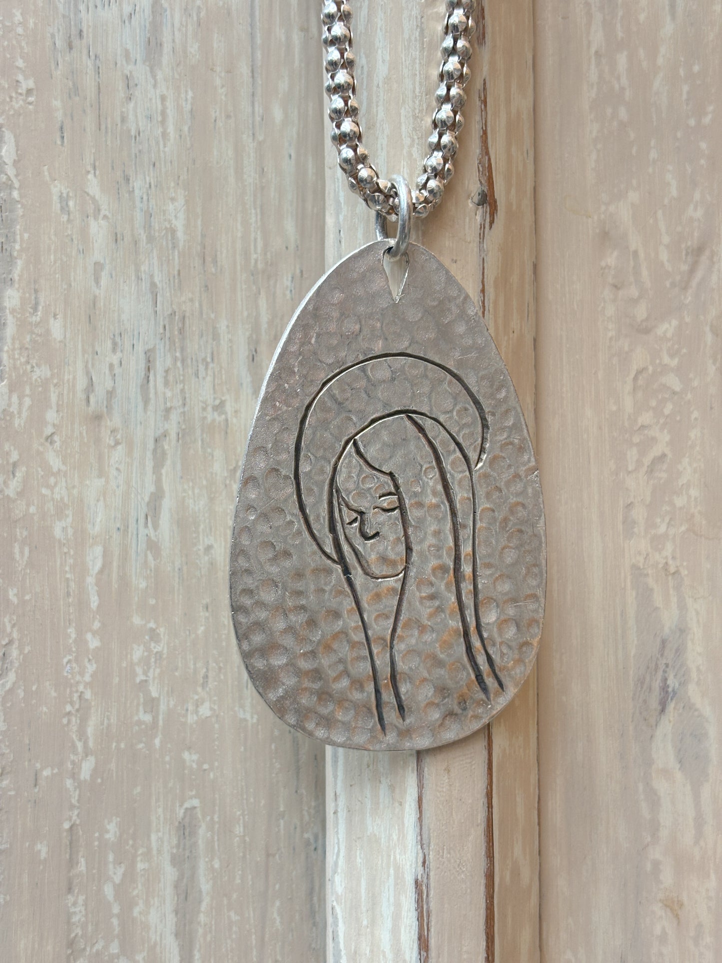 Lágrima Virgen de plata con cadena