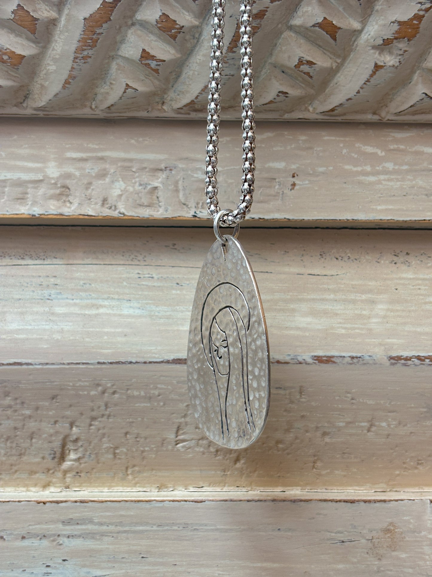 Lágrima Virgen de plata con cadena