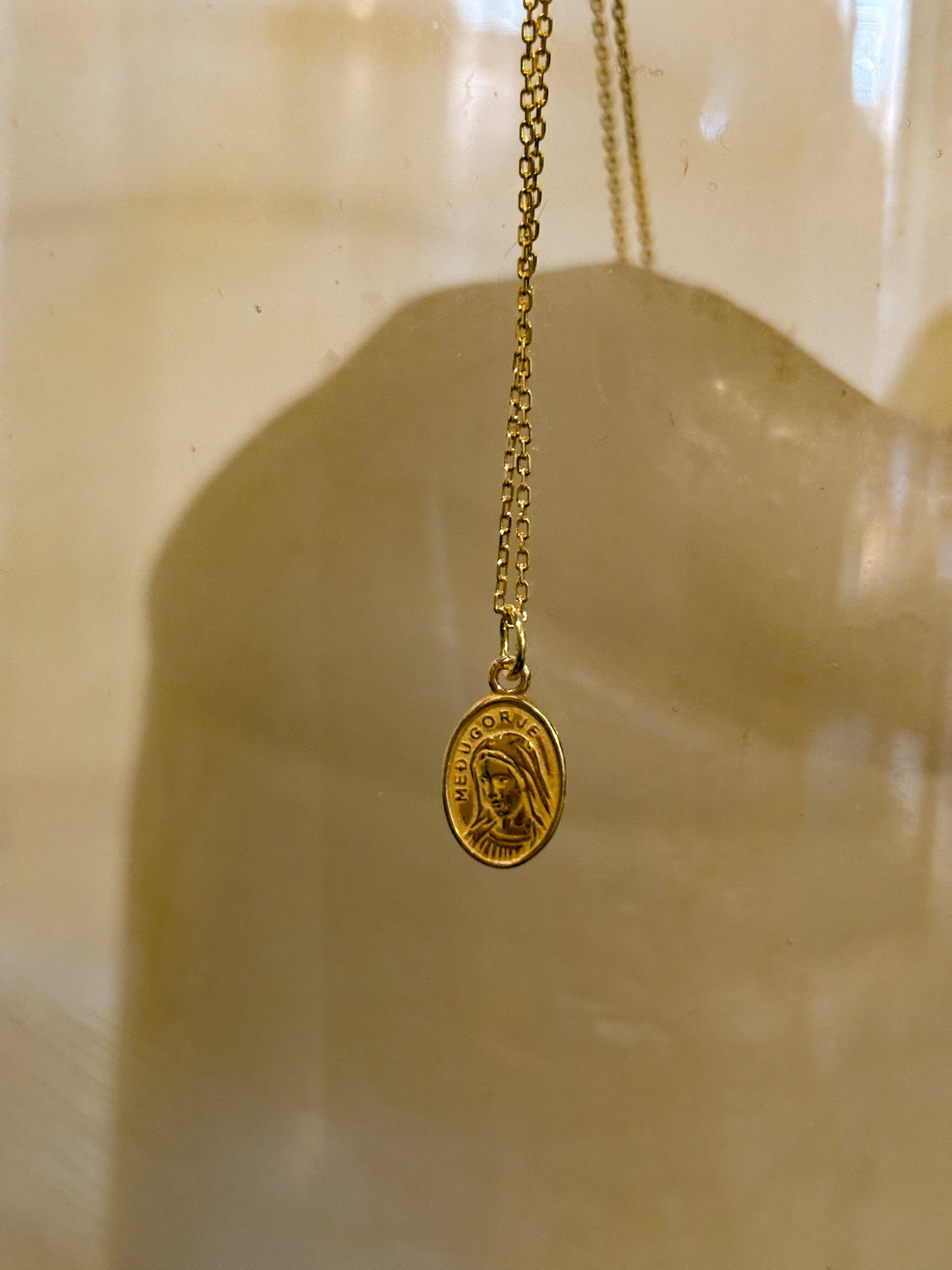 Virgen de Medjugorje con cadena de Oro 18k