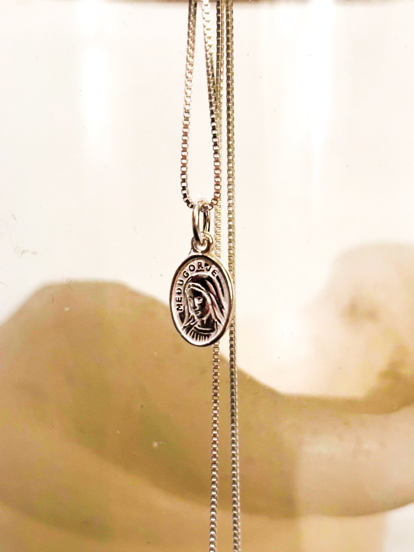 Virgen de Medjugorje de Plata con cadena Veneciana