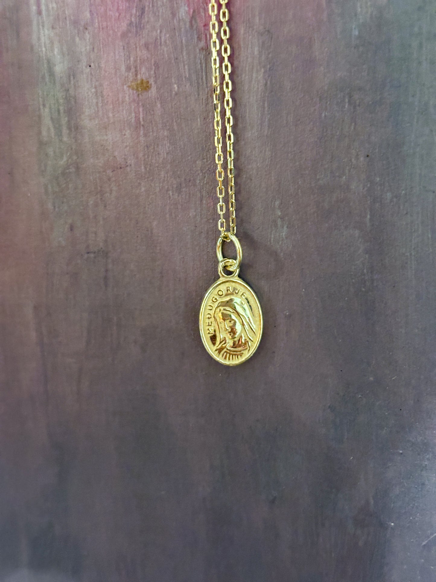 Virgen de Medjugorje con cadena de Oro 18k