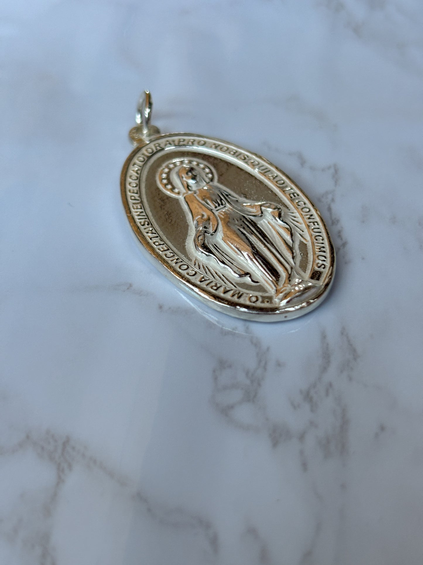 Collar de Perlas con Medalla de la Virgen Milagrosa de plata