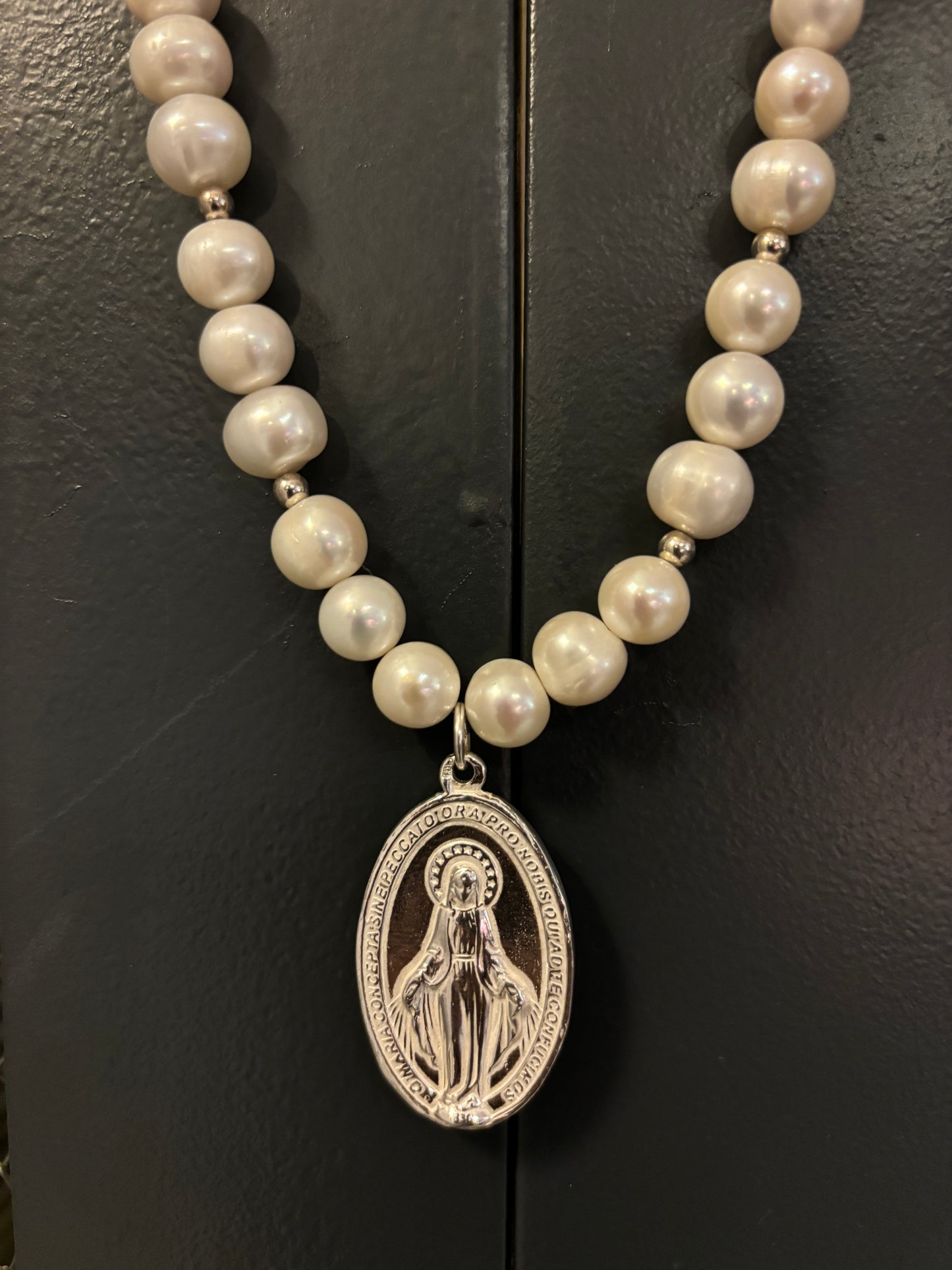 Collar de Perlas con Medalla de la Virgen Milagrosa de plata