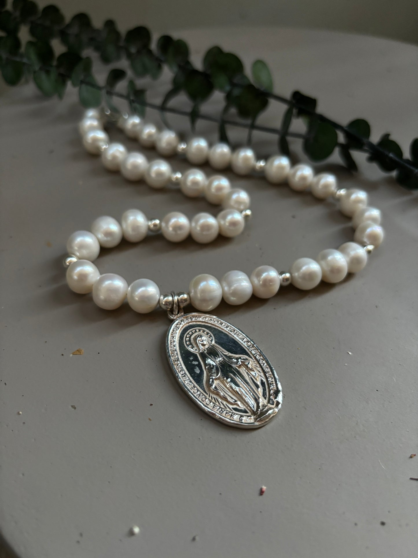 Collar de Perlas con Medalla de la Virgen Milagrosa de plata