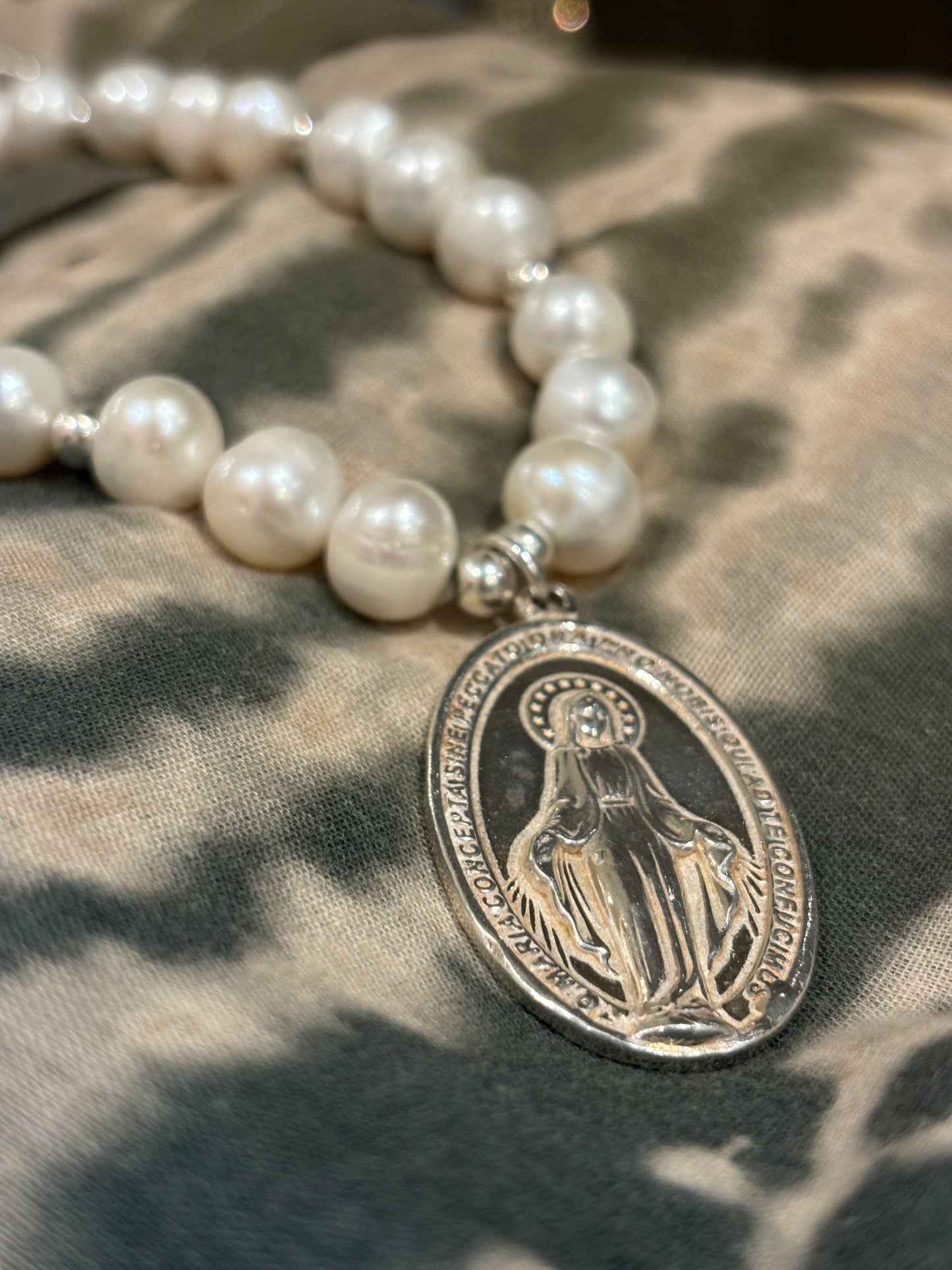 Collar de Perlas con Medalla de la Virgen Milagrosa de plata