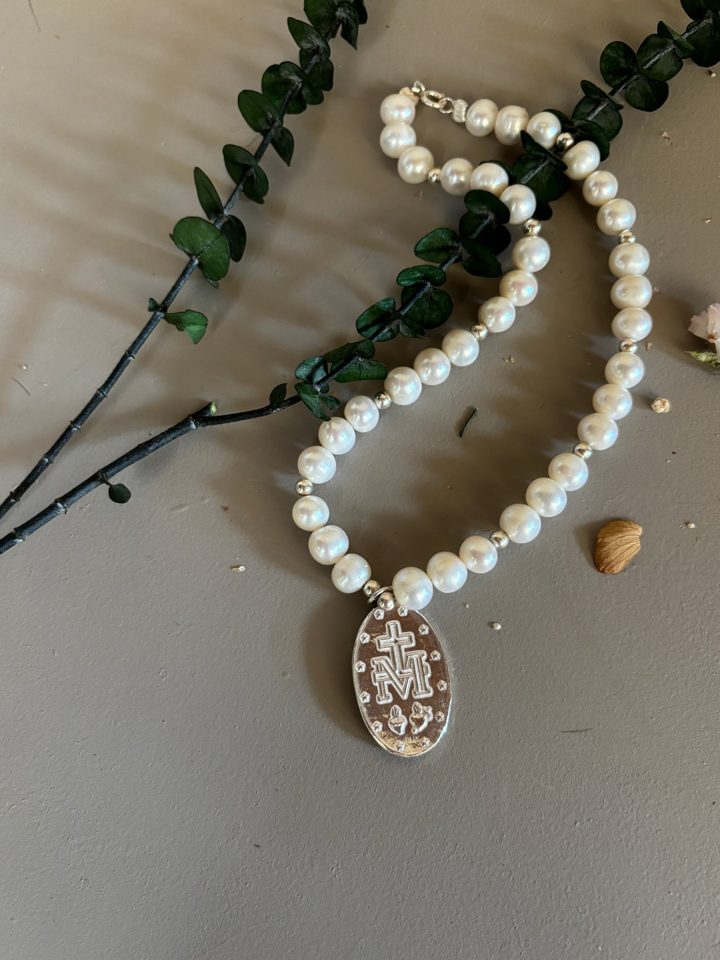 Collar de Perlas con Medalla de la Virgen Milagrosa de plata