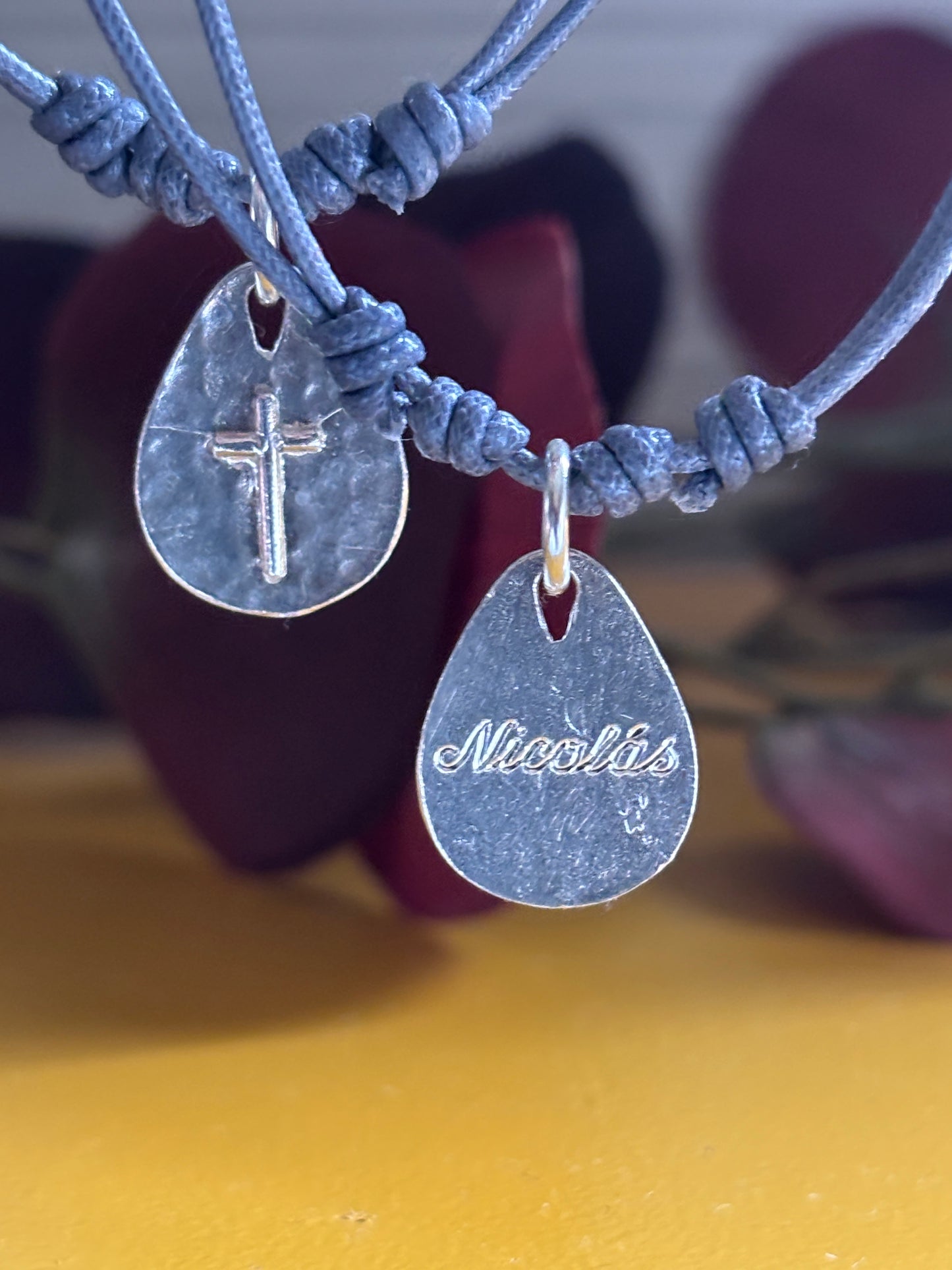 Lágrima de plata con Cruz en Relieve
