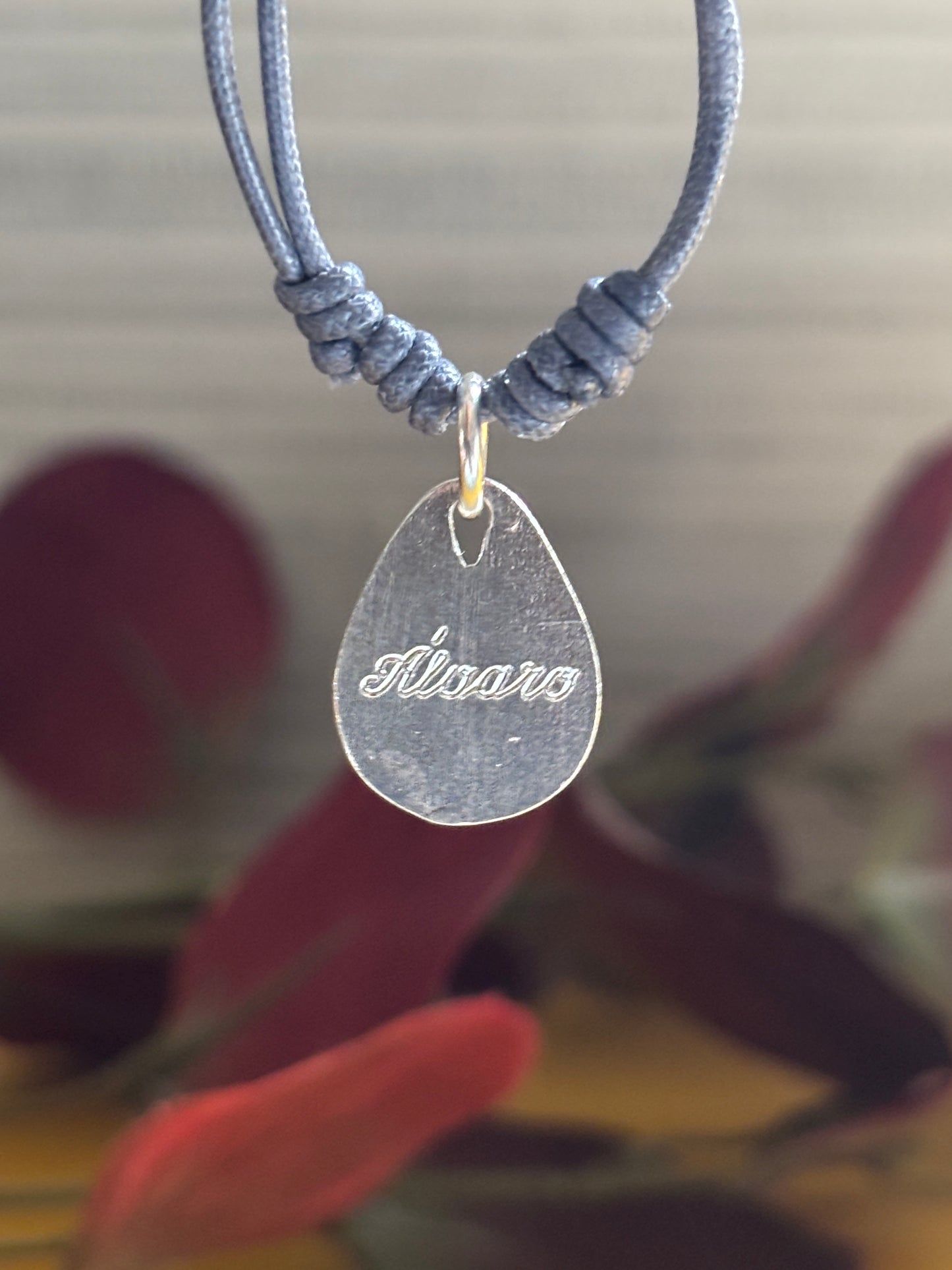 Lágrima de plata con Cruz en Relieve