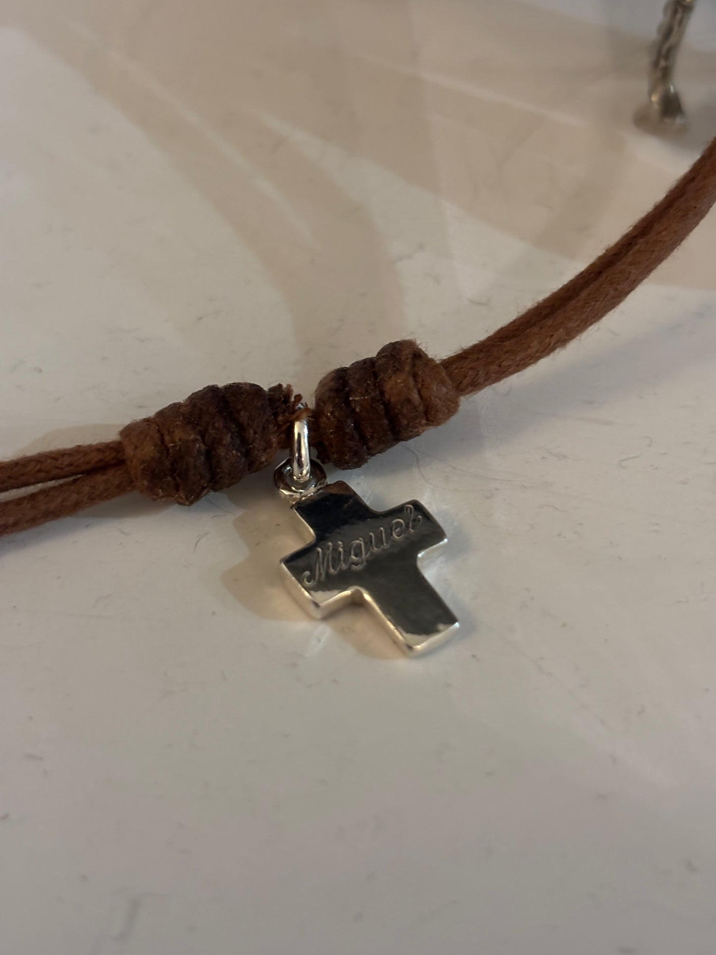 Cruz de plata con nudos