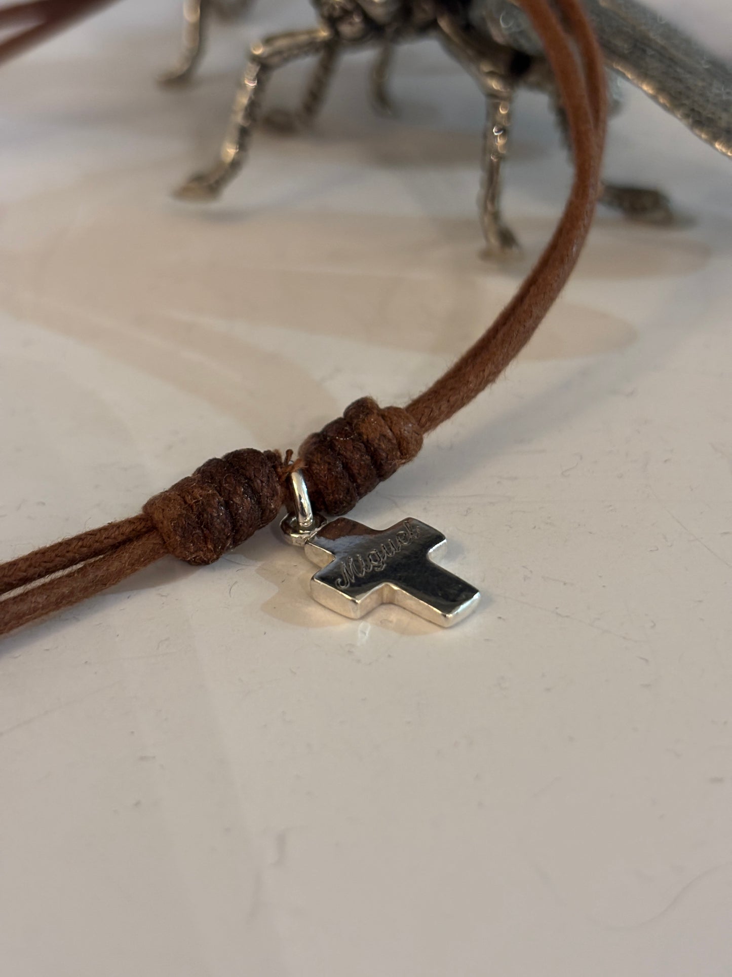 Cruz de plata con nudos