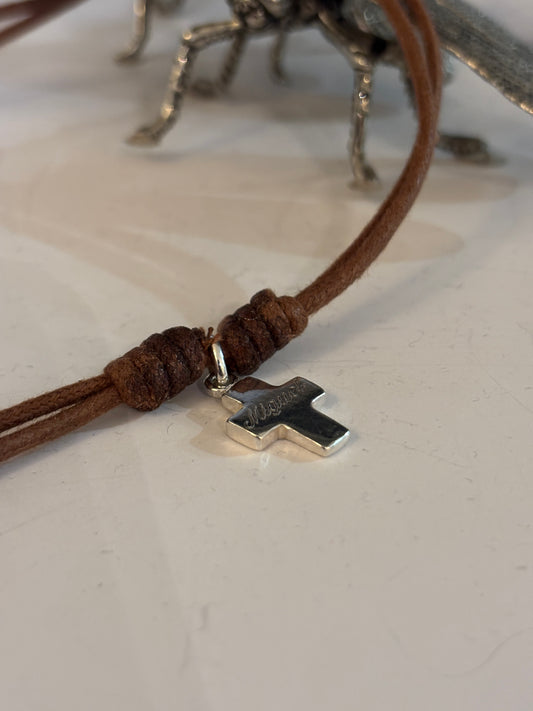 Cruz de plata con nudos