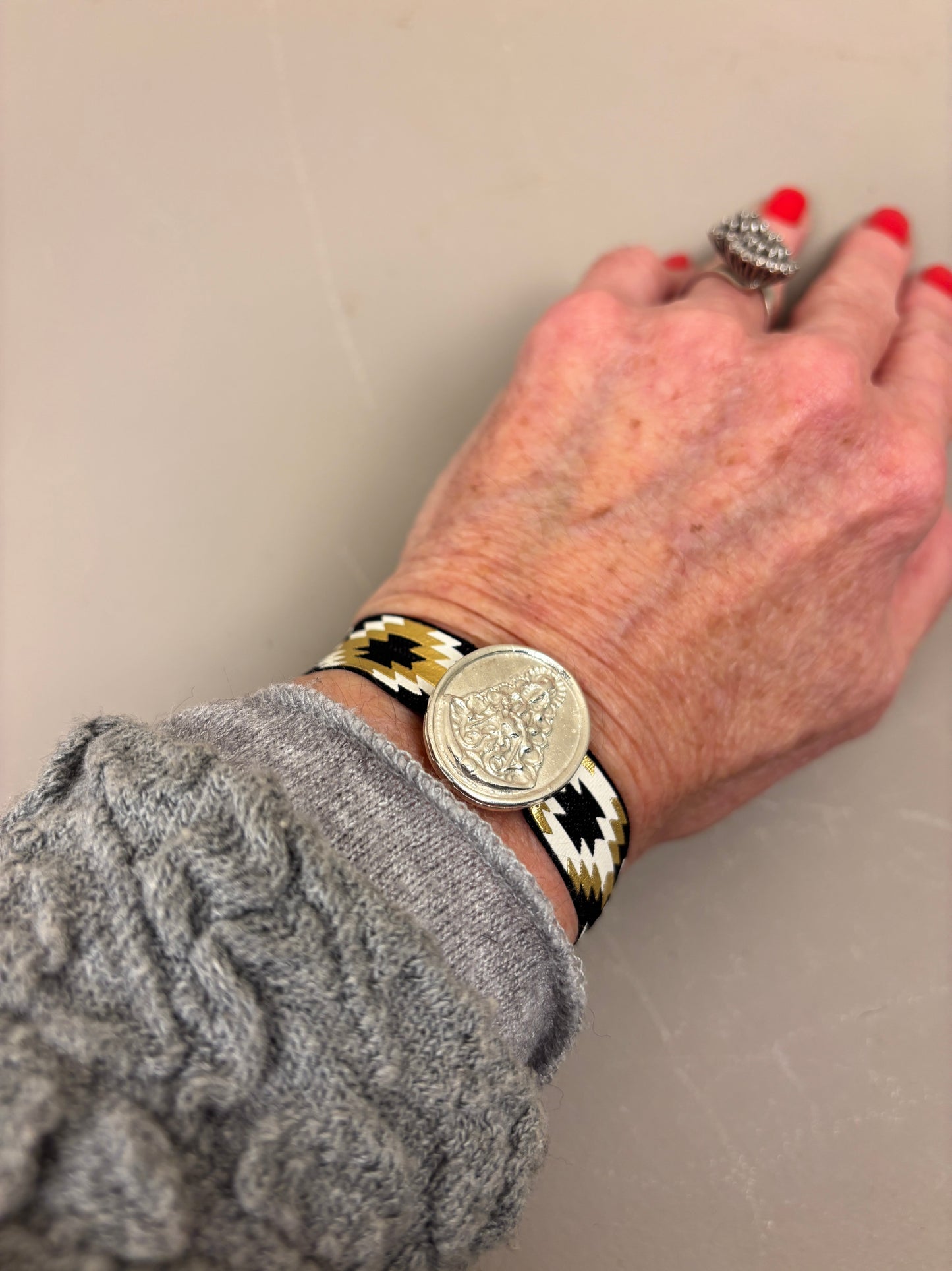 Virgen del Rocio de plata con tela elástica