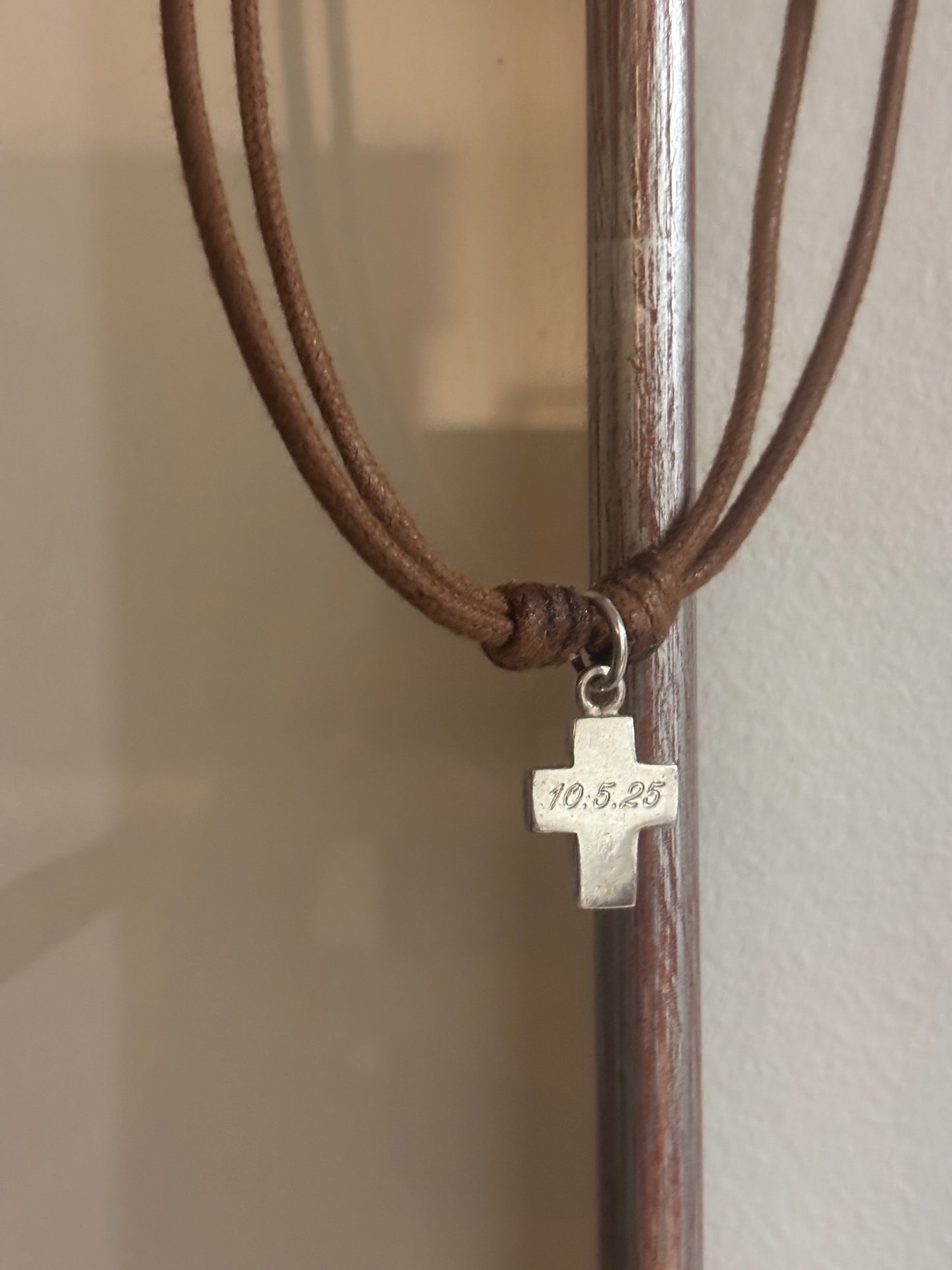Cruz de plata con nudos