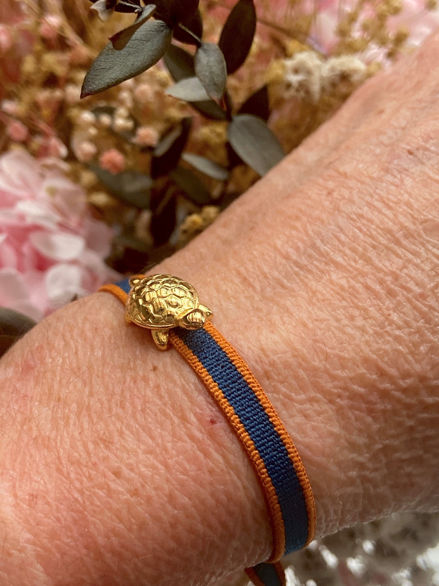 Tortuga de plata dorada con tela elástica