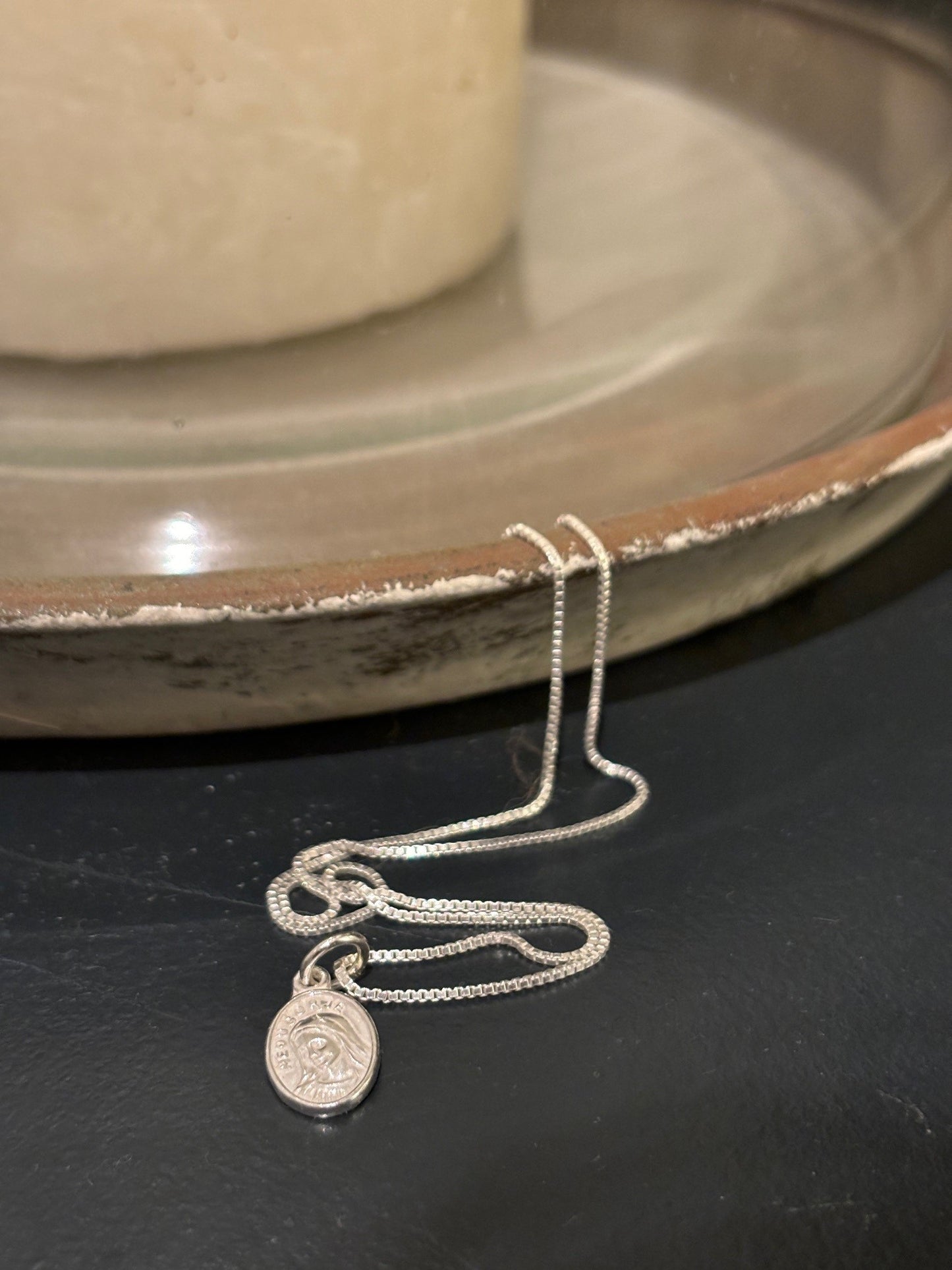 Virgen de Medjugorje de Plata con cadena Veneciana