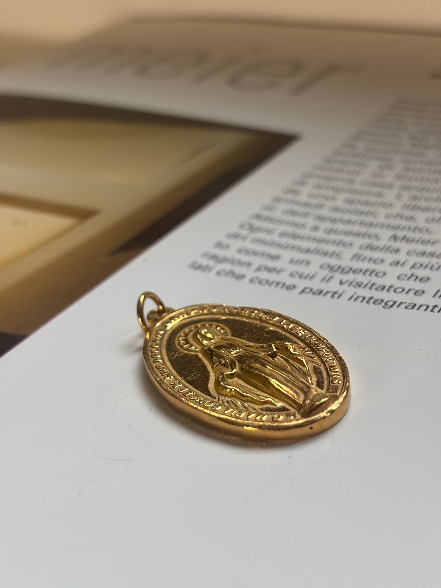 Medallón Virgen Milagrosa de plata bañada en Oro 18k