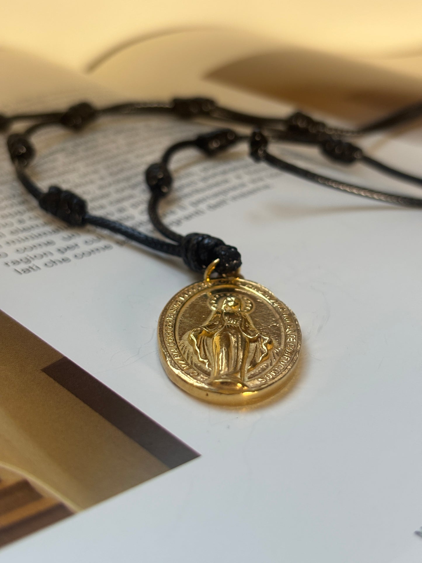 Medallón Virgen Milagrosa de plata bañada en Oro 18k
