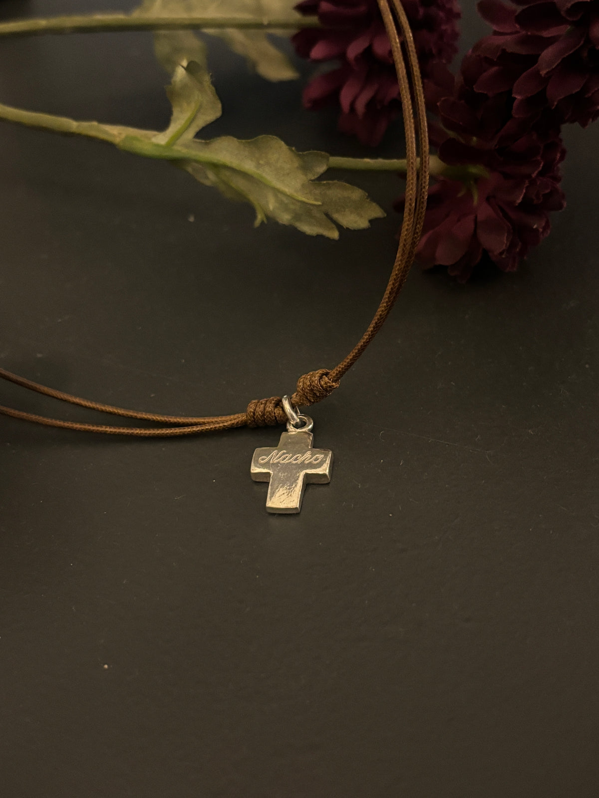 Cruz de plata con cierre nudos