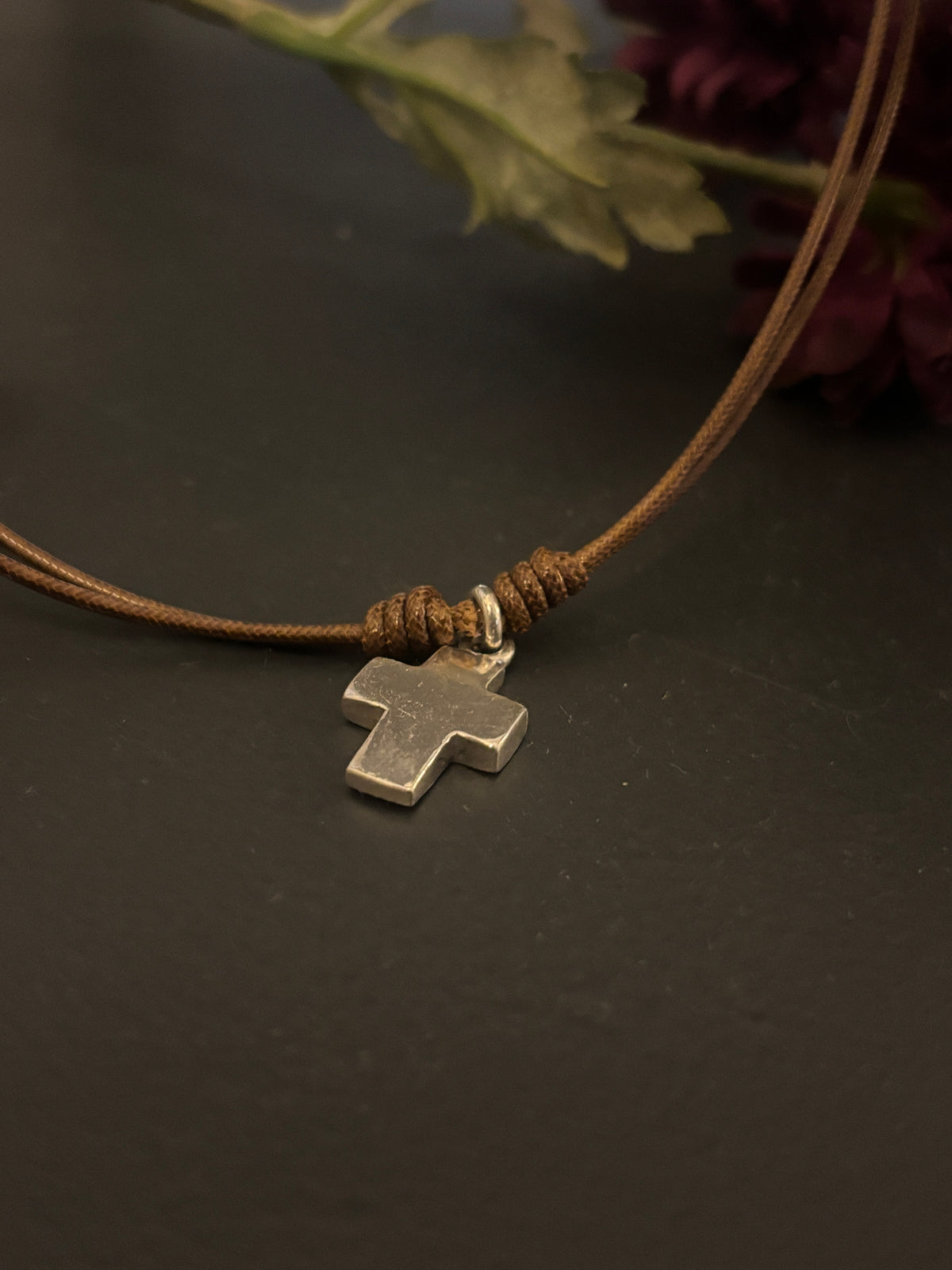 Cruz de plata con cierre nudos