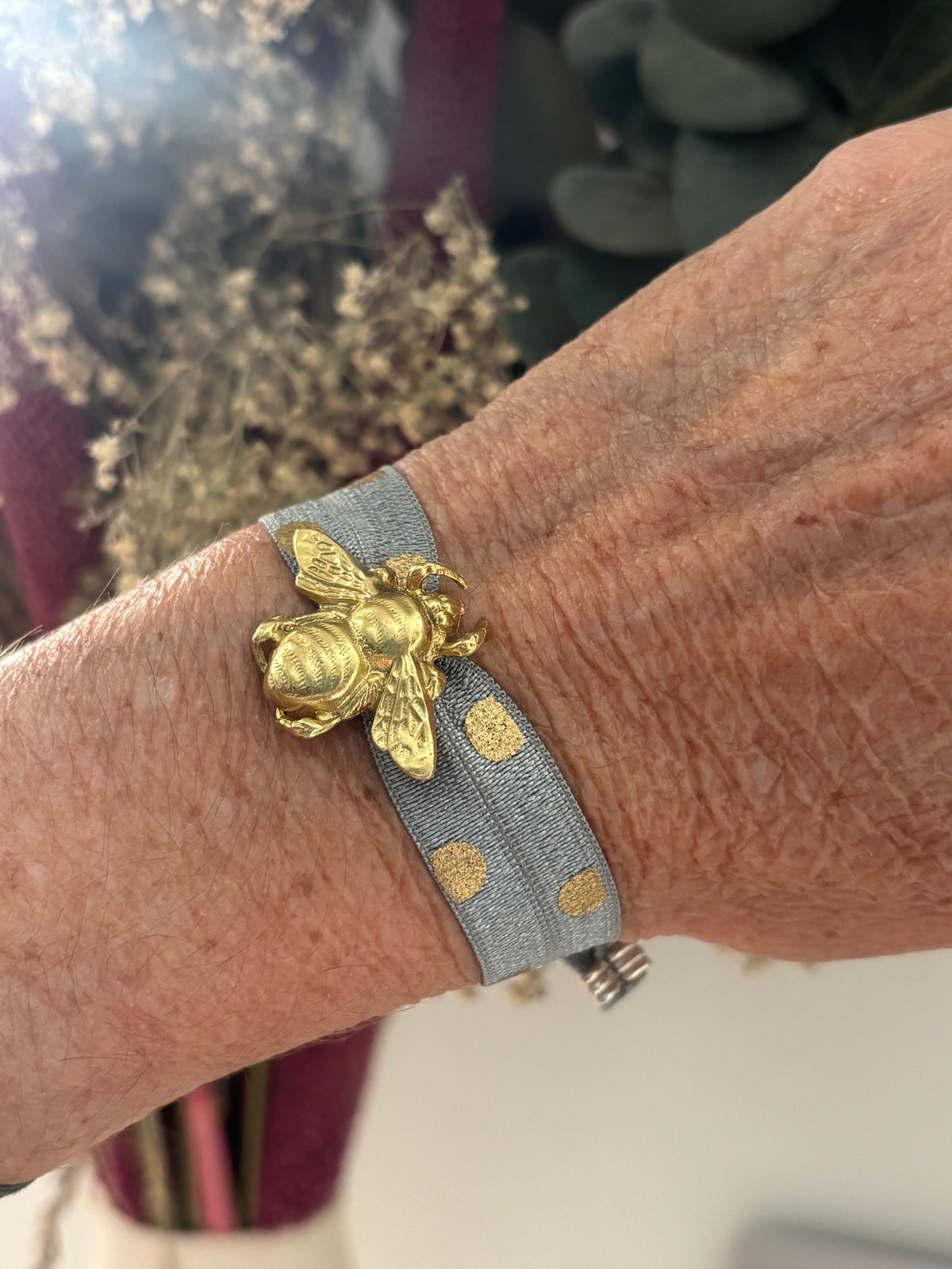 Abeja de plata bañada en oro