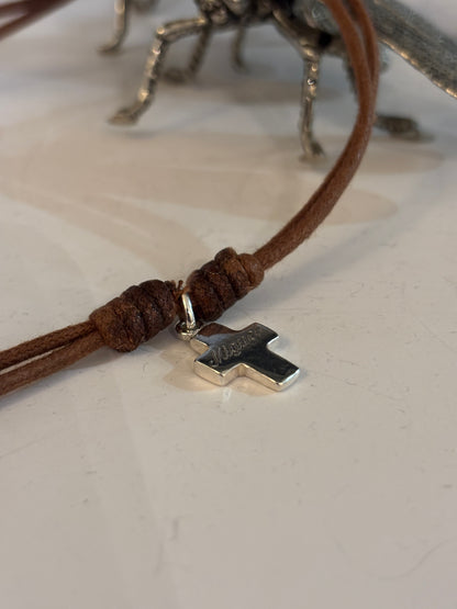 Cruz de plata con nudos