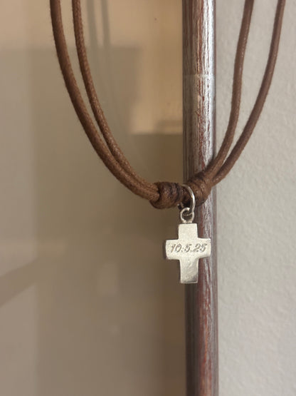 Cruz de plata con nudos